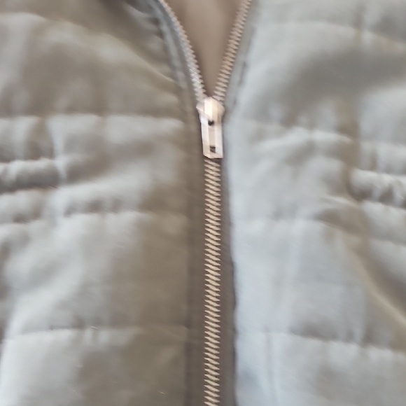 Women's Green Quilted Vest with Faux Fur Trim - Picture 6 of 6